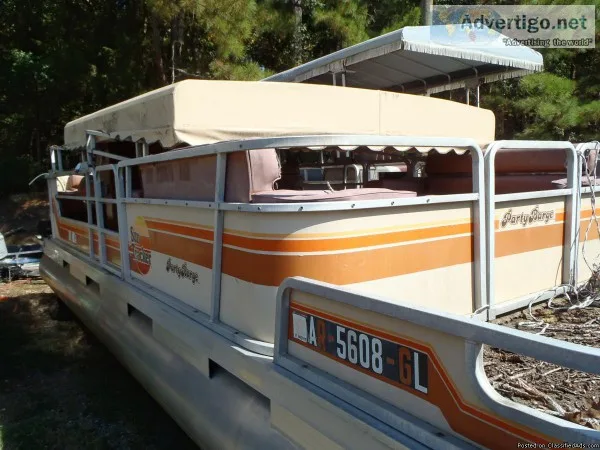 1984 Sun Tracker 24 ft Party Barge w40hp Mercury