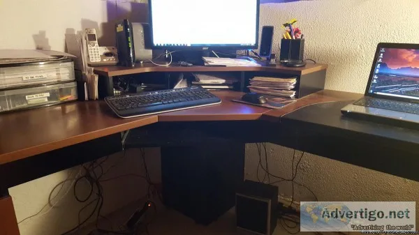 Corner desk