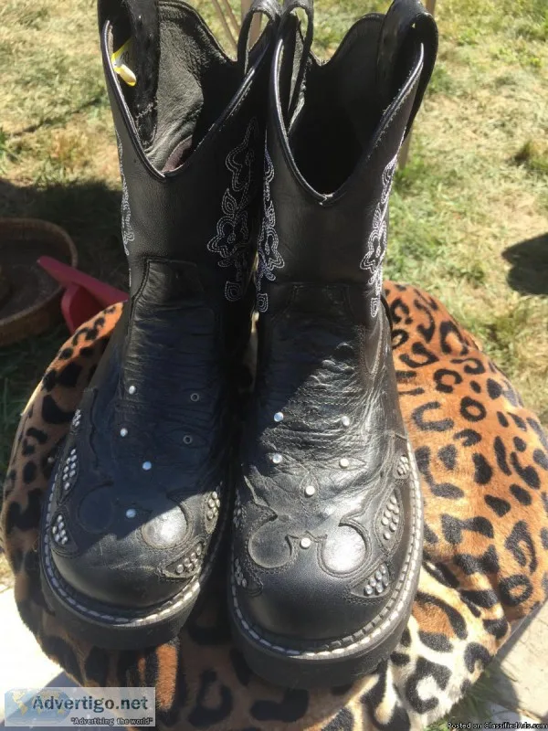 Country Leather Boot With Designs - Size 9