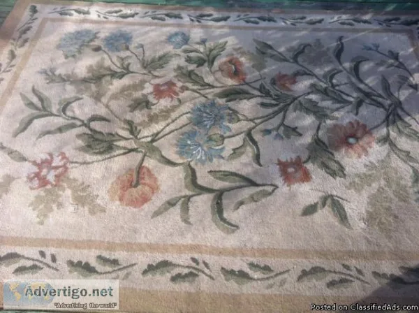 Lovely 8 x 10 rug with floral patern