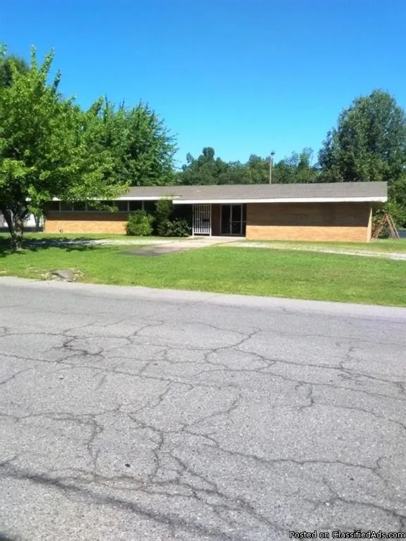 REDUCED  Commercial building over 3 220. Sq. ft. fenced in yard