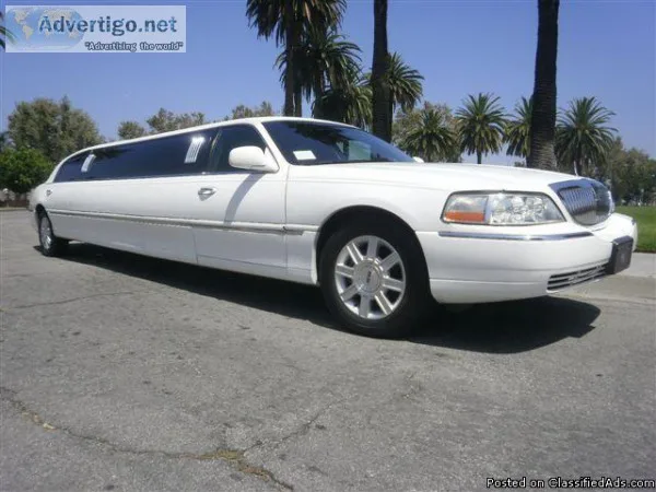 2006 White 120-inch Lincoln Town Car Limo for Sale 1022