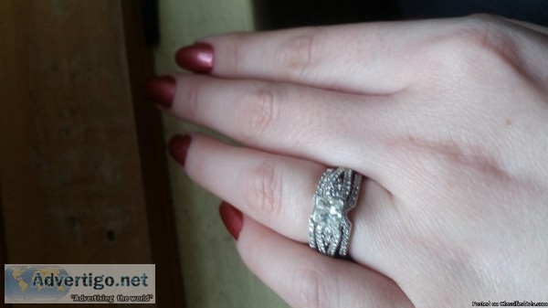 Gorgeous engagement ring with 1.06 princess cut
