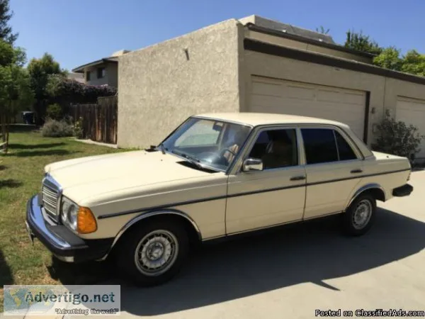 Mercedes-Benz 300-Series sedan