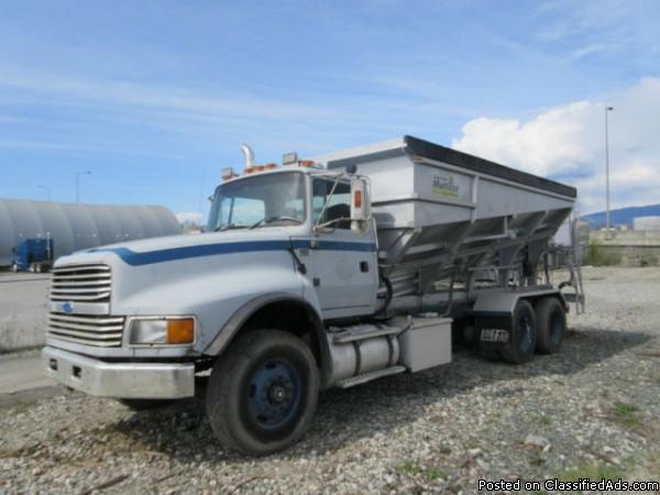 1997 Ford L9000 with 2004 Bay-Lynx MC-18 Stone Slinger For Sale