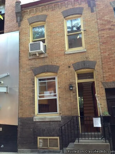 Row House w1bdrm den 1bath 2 flrs plus basement and private pati