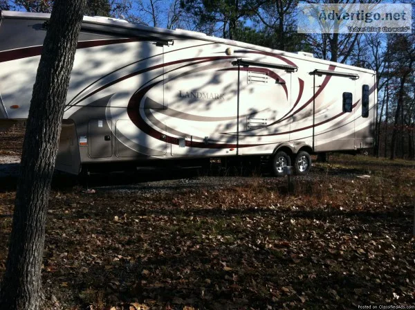 FOR SALE. 2011 FIFTH WHEEL TRAVEL TRAILER 2011
