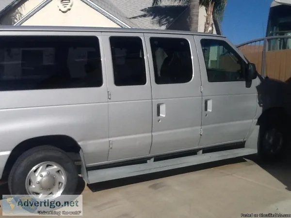 2008 FULL SIZE FORD E150 12 pass VAN