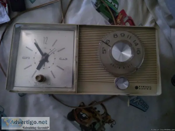 Antique 1950s General Electric am radio with alarm