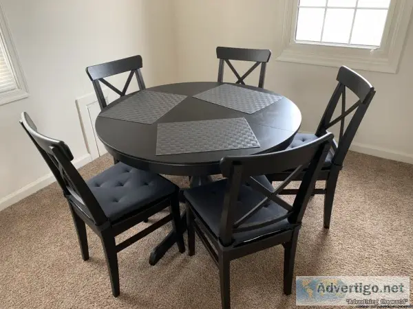 Extendable Table with Five Chairs