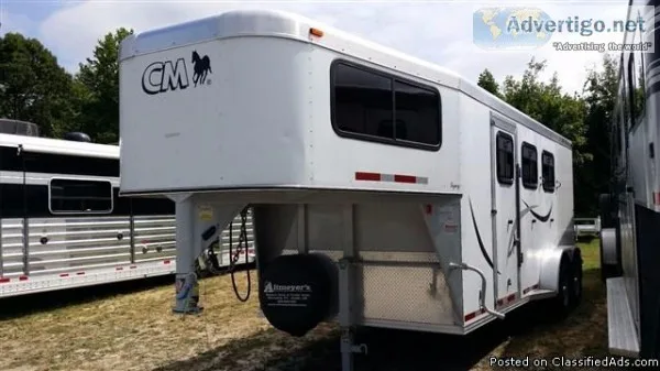 2003 CM 3 Horse gooseneck trailer