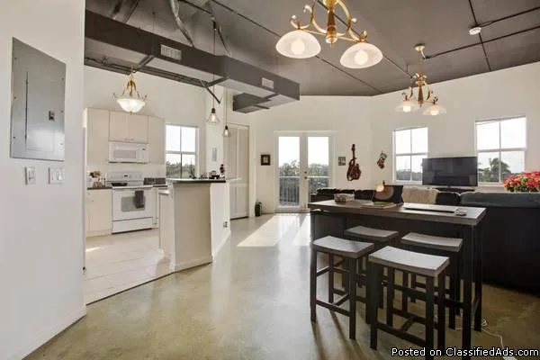 DOWNTOWN DELRAY PENTHOUSE LOFT EXCELLENT WALKING LOCATION