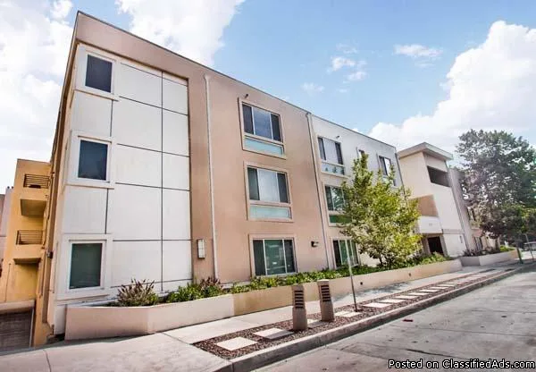 For Sale 2 Bed 2 Bath condo in Toluca Lake for 595000