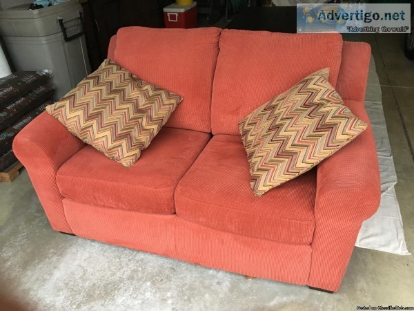 Loveseat with 2 coordinating throw pillows