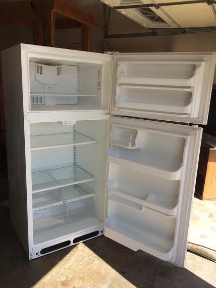 Apartment Fridge works fine clean inside... 18cf