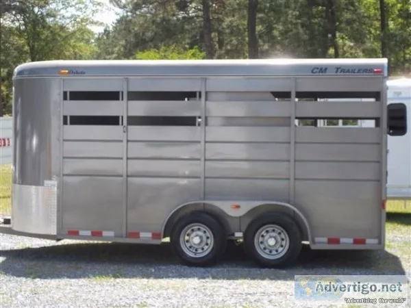 2015 CM 3 horse trailer bumper pull with dressing room.