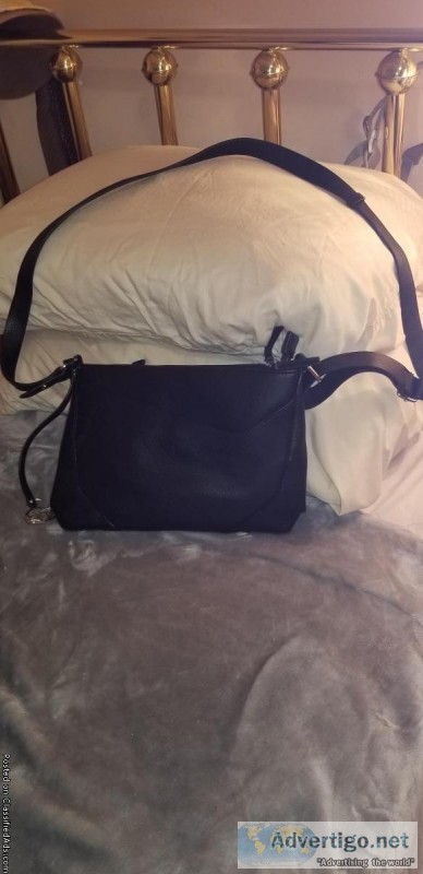 Nice medium sized black hand bag for sale