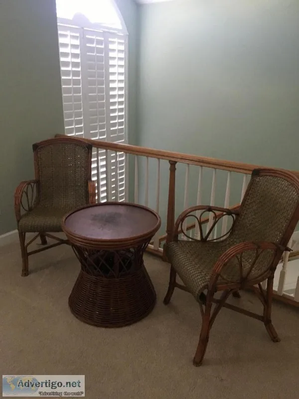 2 rattan chairs and table