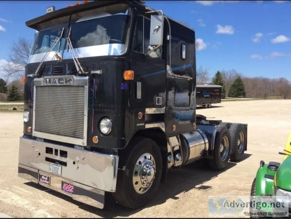 1982 Mack Cruiseliner Semi Truck