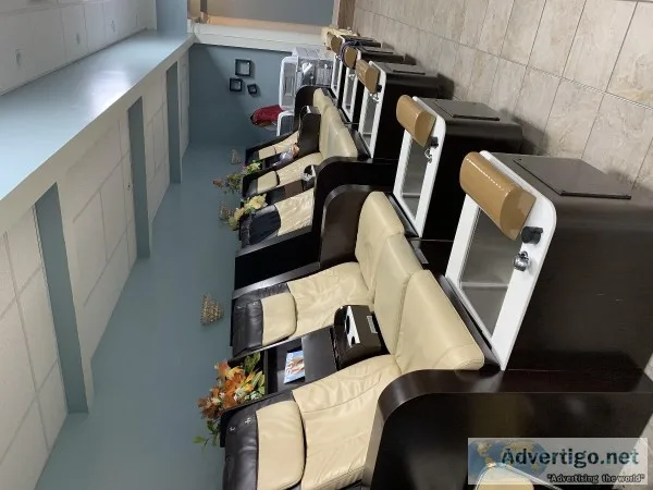 (T4 pedicures chairs) (manicures tables)