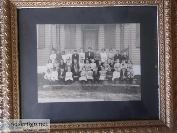 OLD CLASS PHOTO IN FRONT OF SCHOOL