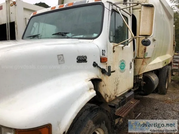 2001 International 4900 - McNeilus packer body