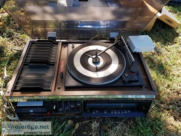 VINTAGE RECORD PLAYER