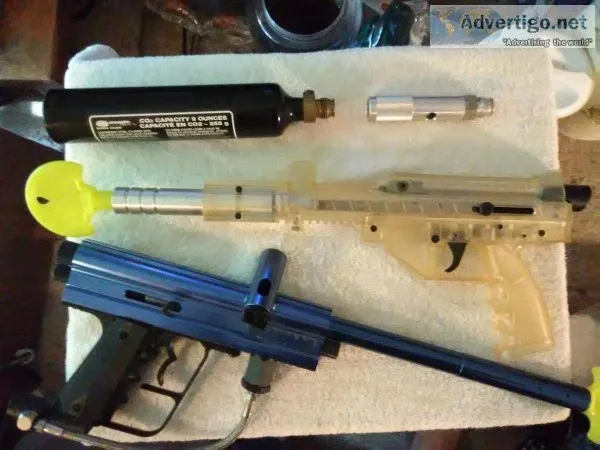 2 Paintball Guns 700 balls