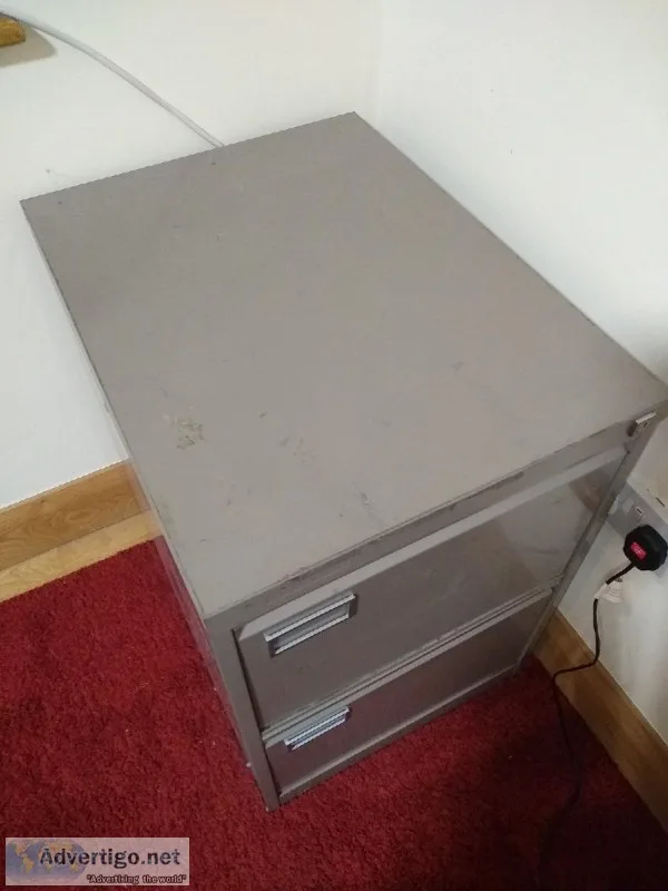 Two-drawer sturdy metal filing cabinet VGC with 28 hanging folde