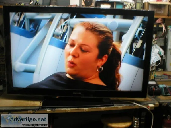 52&quot SAMSUNG LCD FLAT SCREEN TV and REMOTE CONTROL WORKS GREA