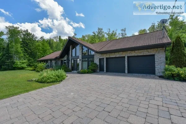 Prestigious bungalow with access to lake in St-Denis-de-Brompton