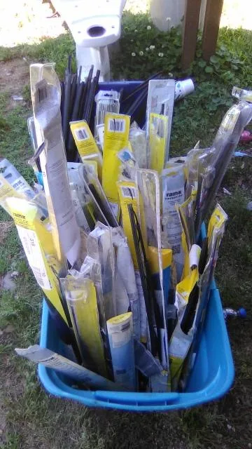 Windshield wiper blades