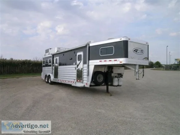 2010 4 Star 3 horse trailer w13  living quarters