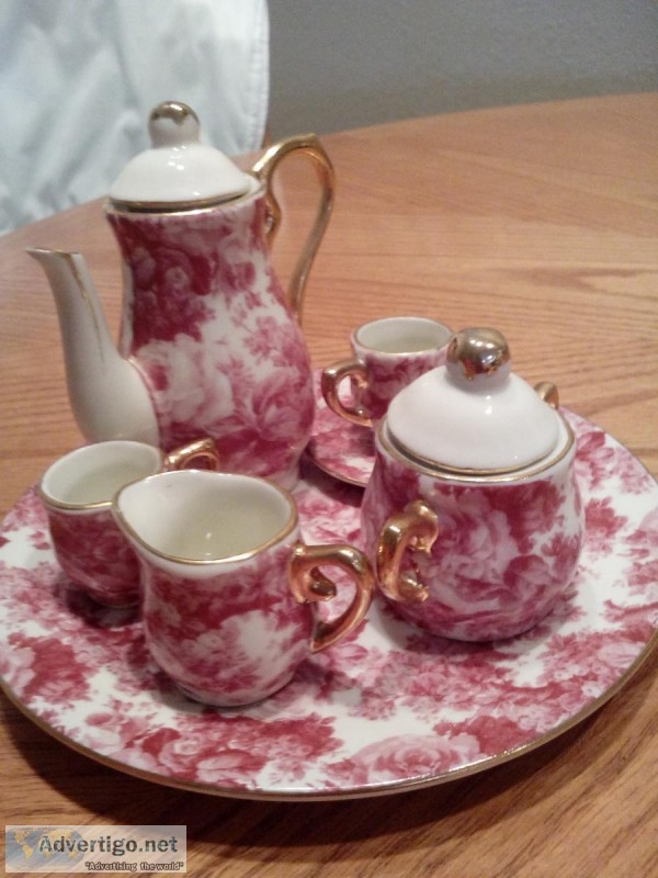 Tiny tea sets