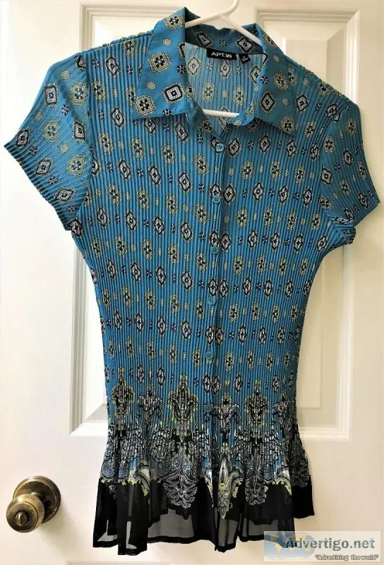Apt 9 womens Size Med short sleeve stretchy Top collar button do