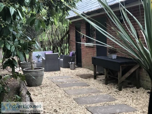 A 2 bedroom wilderness hideaway in The New Forest with private o