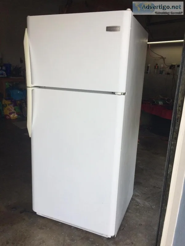 White 18 cubic foot Refrigerator