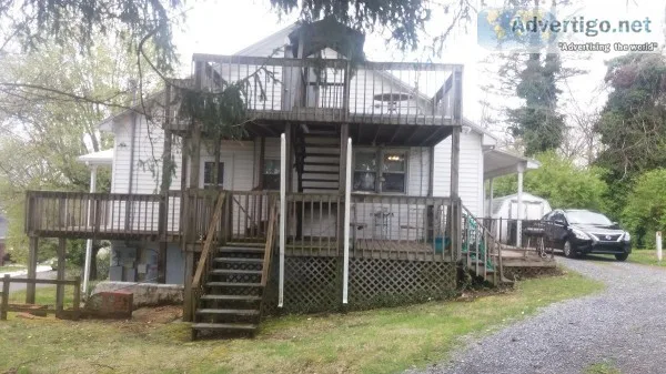 Spacious upstairs room to rent