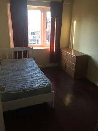 SteelesDufferin 647-779-6347 Beautiful room with 2 windows on 2 