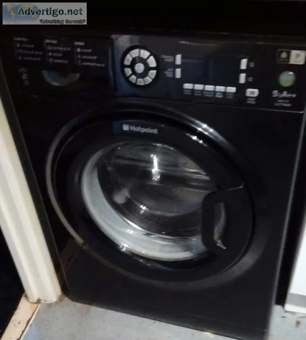 BLACK HOTPOINT WASHING MACHINE 4YRS OLD