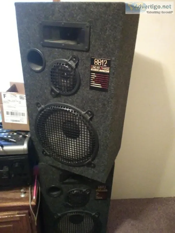 Linear phase studio monitor speakers model 8812