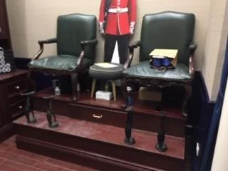 Double Shoe Shine Stand