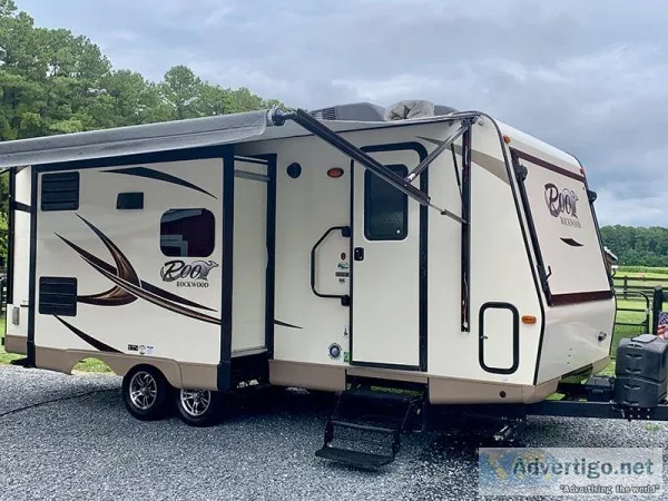 By Owner 2017 26 ft. Forrest River Rockwood Roo 23ikss w2 slides