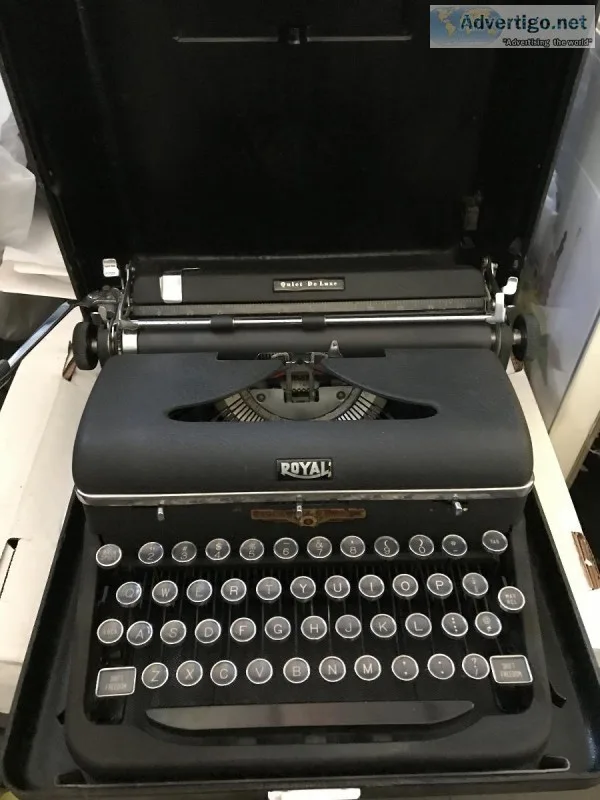 Royal Quiet De Luxe Typewriter