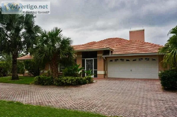 Beautiful house with pool spa and tennis court on 2 acres of lan