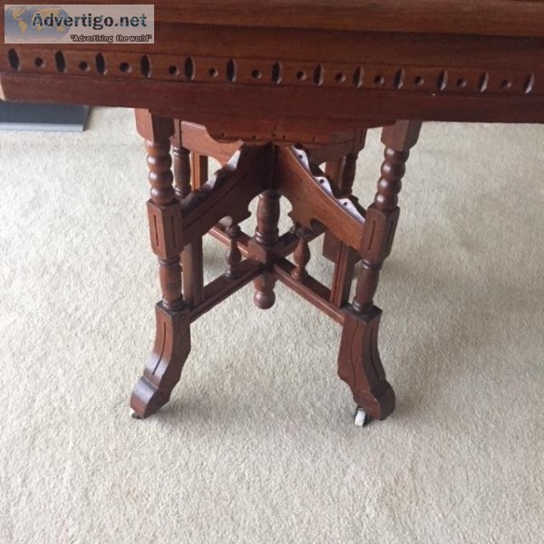 ANTIQUE VICTORIAN WALNUT PARLOR TABLE WITH ORNATE LEGS