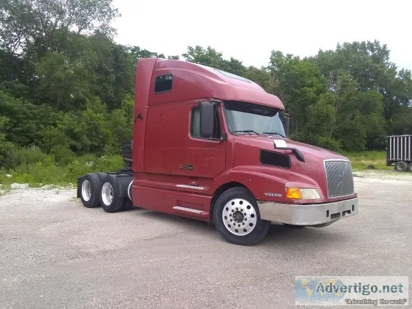 2003 Volvo VNL Sleeper Truck
