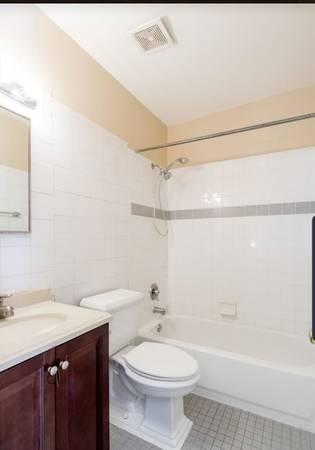 1600ft2 - 1330 MASTER and 1000 ROOM AVAILABLE. 3 BR2.5 Bath Dupl