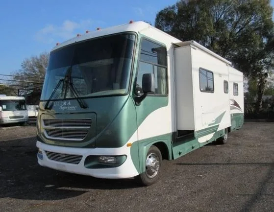 Reduced 2002 Gulf Stream Ultra Motor home