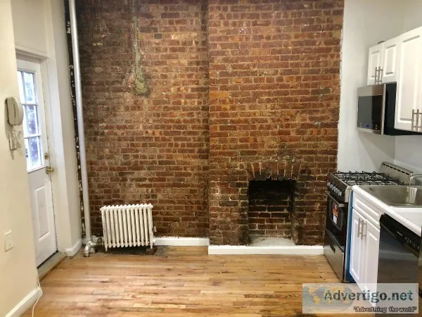 W 47th - 2 bed 1.5 bath Apartment Private backyard